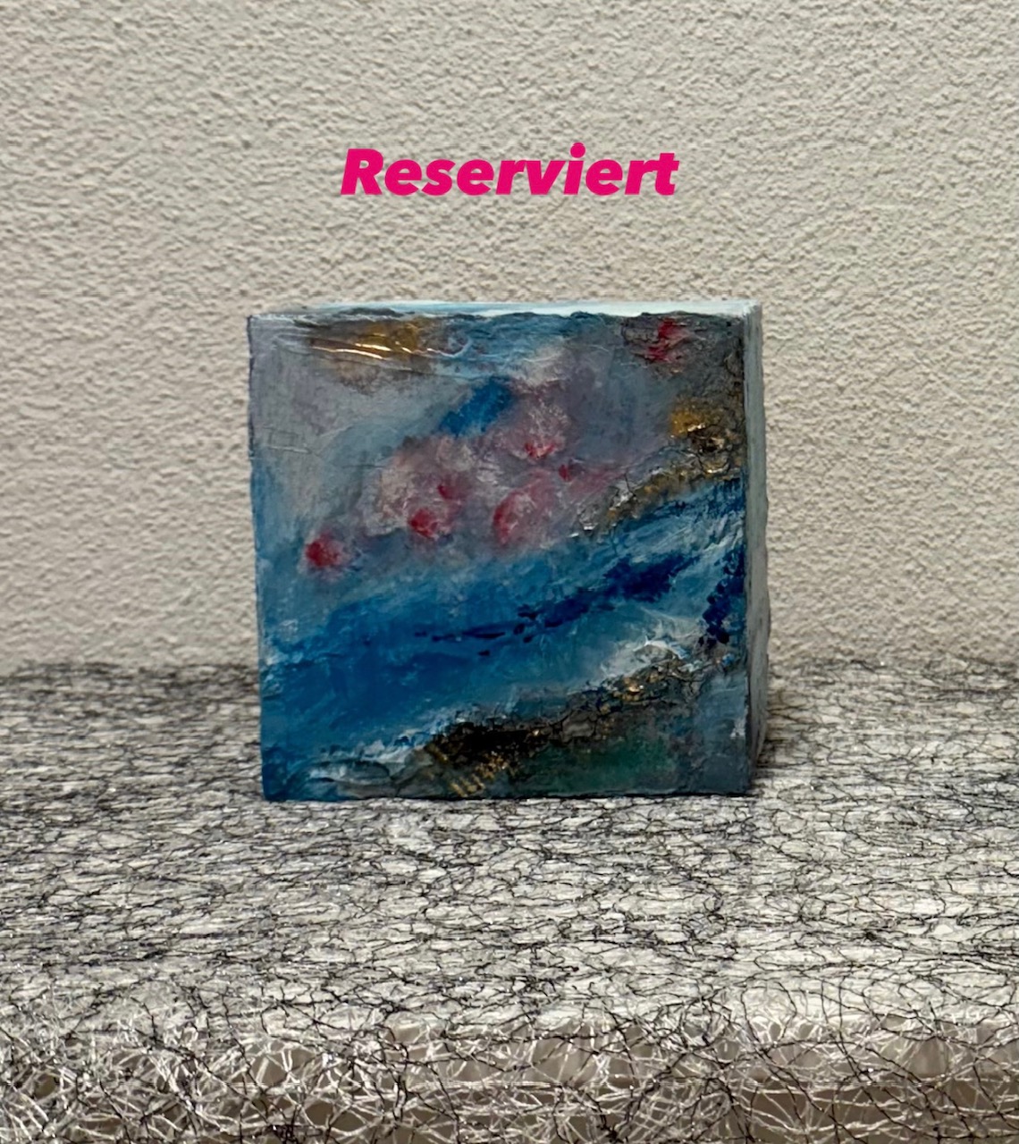 Im Fluss des Lichts – Holzbox, 20 x 20 cm, von Hand mit Acrylfarben bemalt. Jedes Stück ist ein Unikat. Preis: CHF 129.–