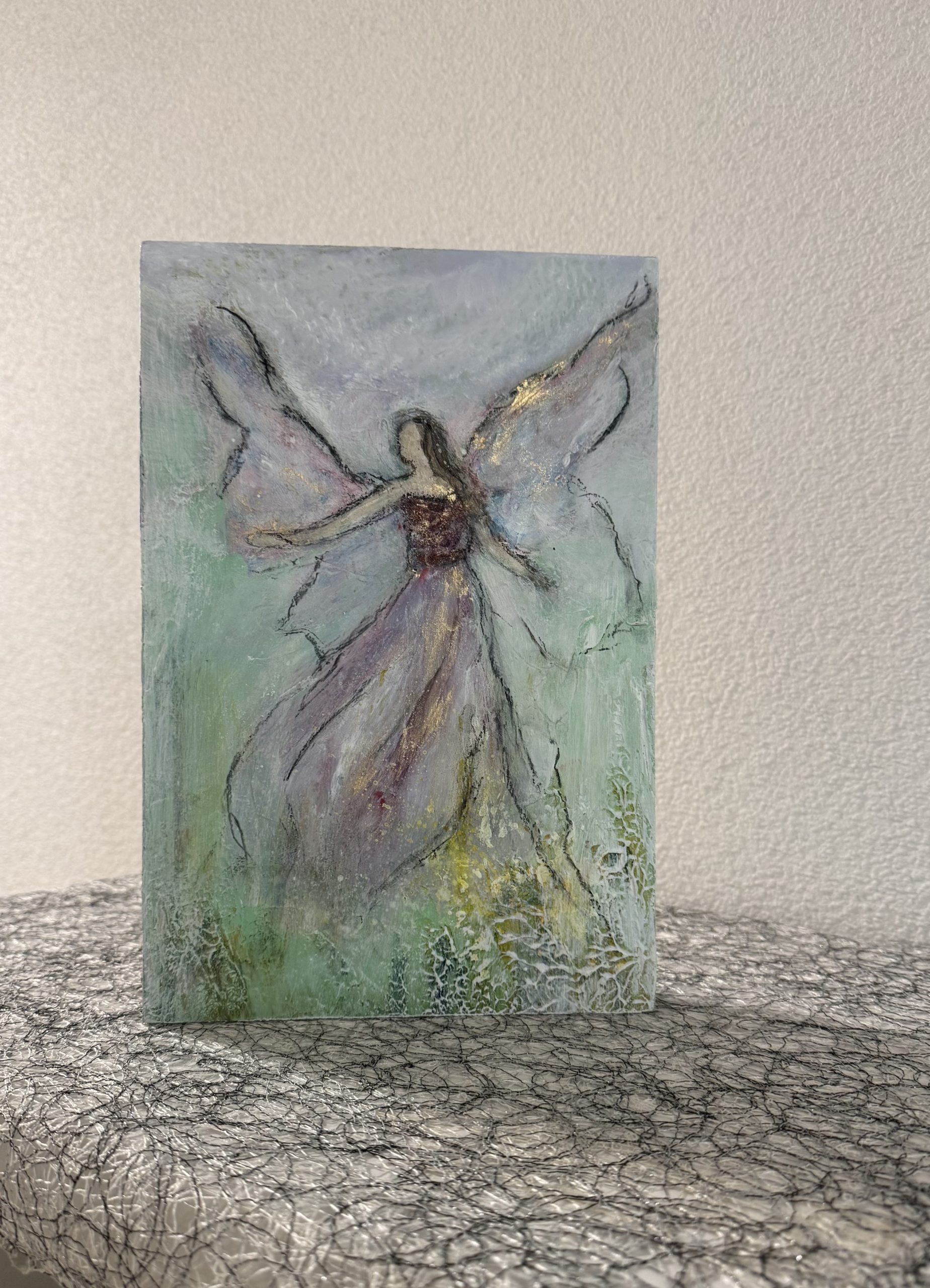 Tanzende EngelMalerei auf einer Holzbox Masse: 30 × 20 cm Preis: CHF 280.– Tanzende Engel Malerei auf einer Holzbox Masse: 30× 20 cm Preis: CHF 280.–